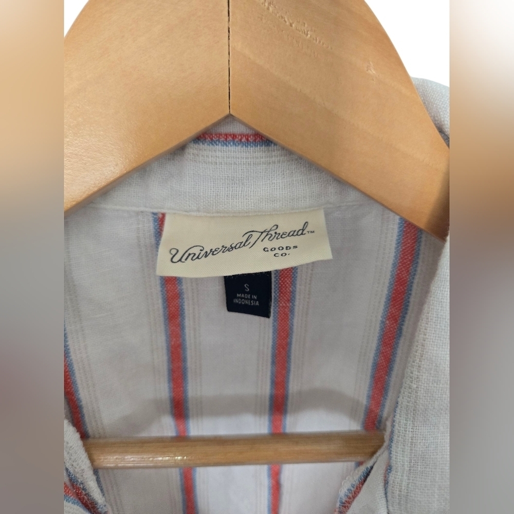 Universal Thread Red and White Striped Button-Down Cropped Shirt Size Small - Picture 2 of 3